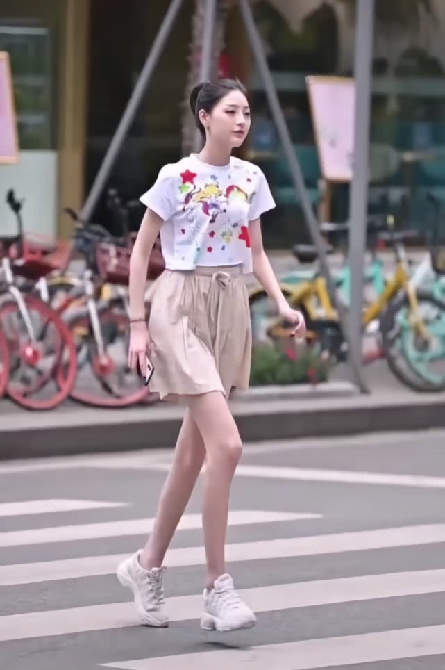 女孩迈开腿与男孩打扑克的温馨故事