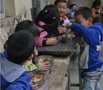 一边吃饭一边要我贴吧一边吃饭一边要我，生活中的无奈与挑战