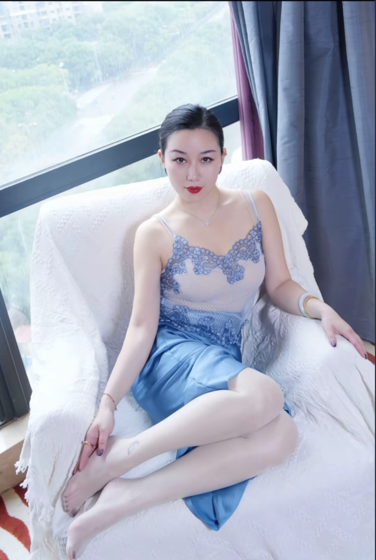 美女脱脱，魅力四溢的时尚女神