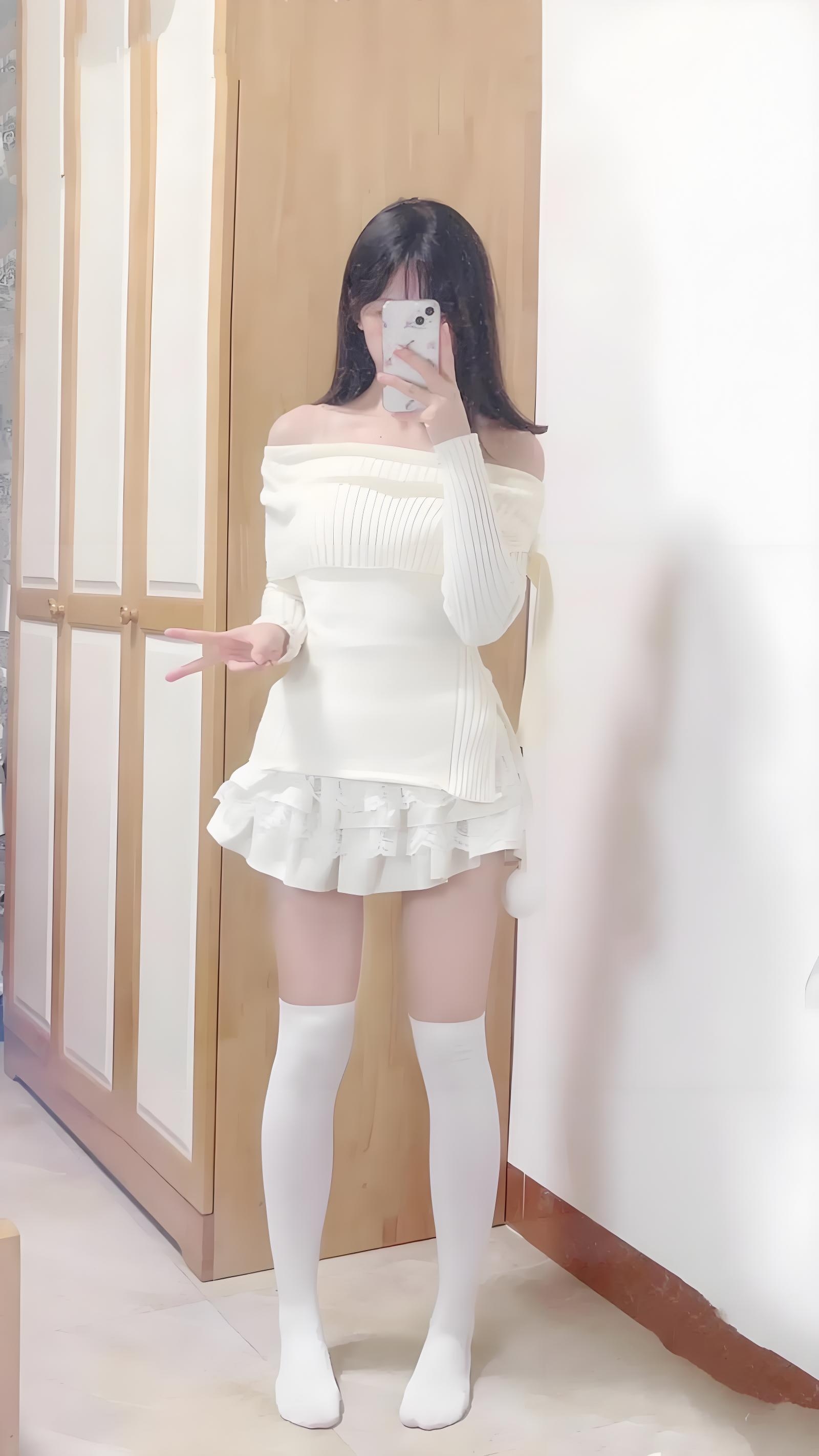 掀开白丝老师的裙子猛烈挺进去掀开白丝老师的裙子，猛烈挺进去