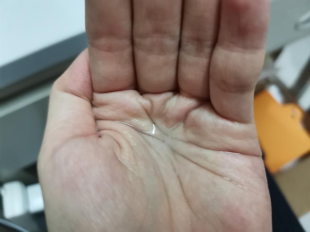两个奶被揉得又硬又翘下面流水-第2张图片