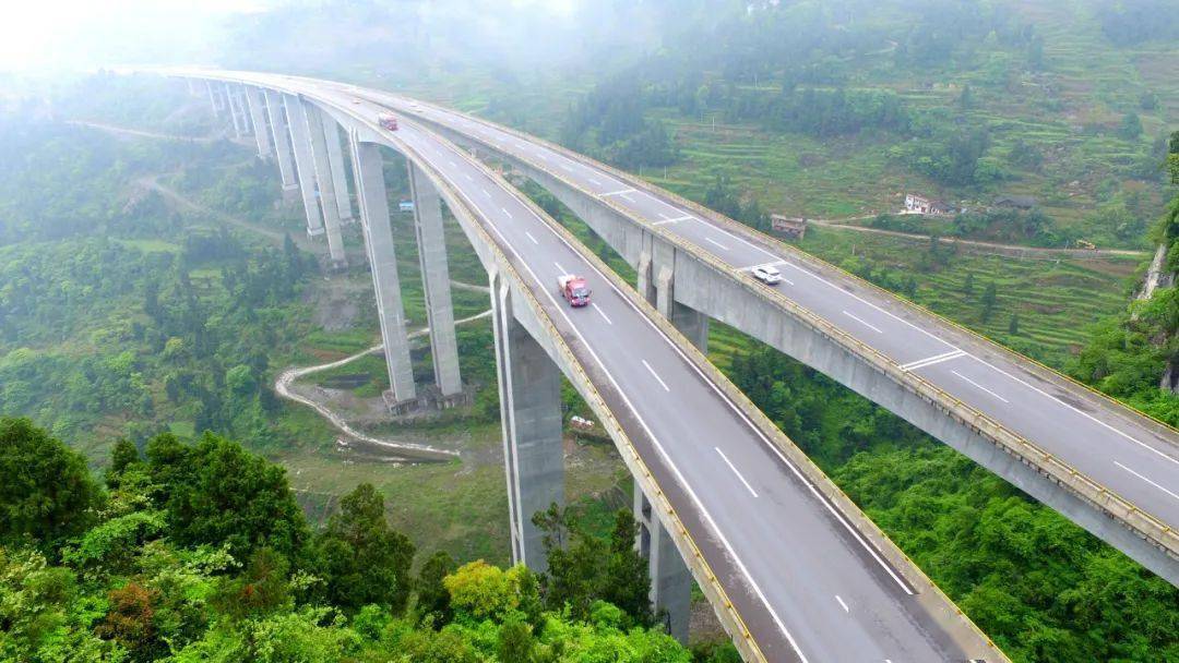 成自泸赤高速，连接四川与贵州的高速公路
