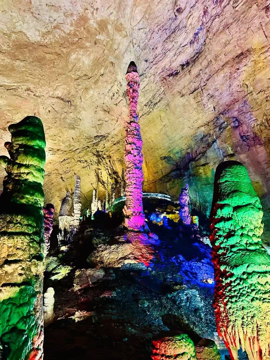 黄龙洞在哪黄龙洞位于中国湖南省的某山区，是一个著名的自然景观。黄龙洞是一个充满神秘和奇幻色彩的地下洞穴，以其独特的地理环境和丰富的地下资源而闻名。-第1张图片