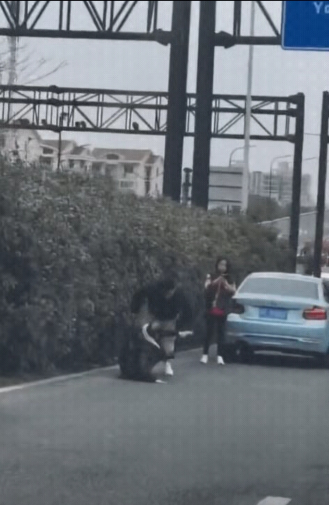 在车里遭遇八次高撞-第1张图片