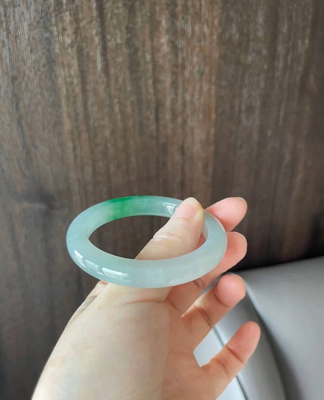 白底青翡翠，自然之美与独特之韵-第2张图片
