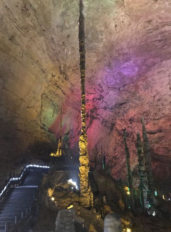 黄龙洞在哪黄龙洞位于中国湖南省的某山区，是一个著名的自然景观。黄龙洞是一个古老的溶洞，以其独特的地下生态环境和壮观的洞穴景观而闻名。
