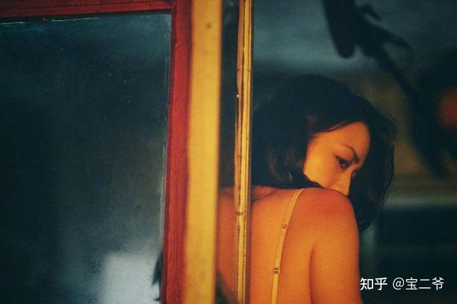 扑克脱一件衣服美女脱衣扑克，魅力四溢的脱衣秀-第2张图片