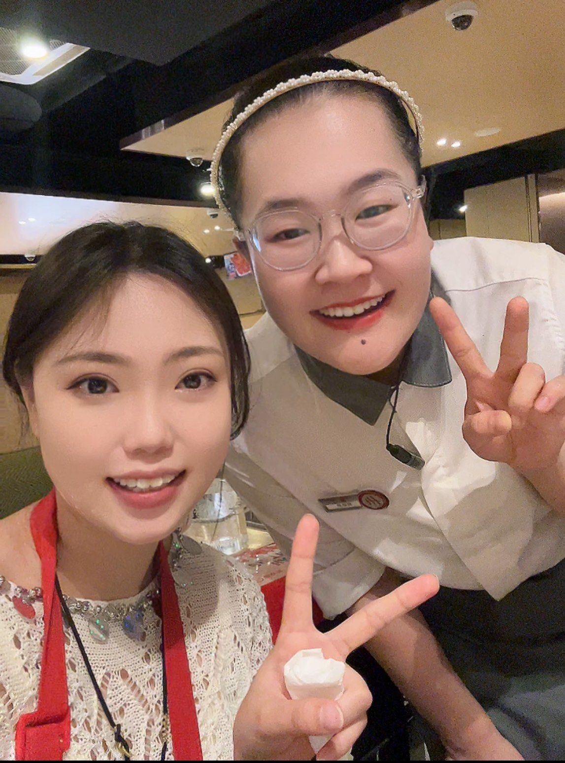 吃饭时坐在爸爸我上面的温馨时光