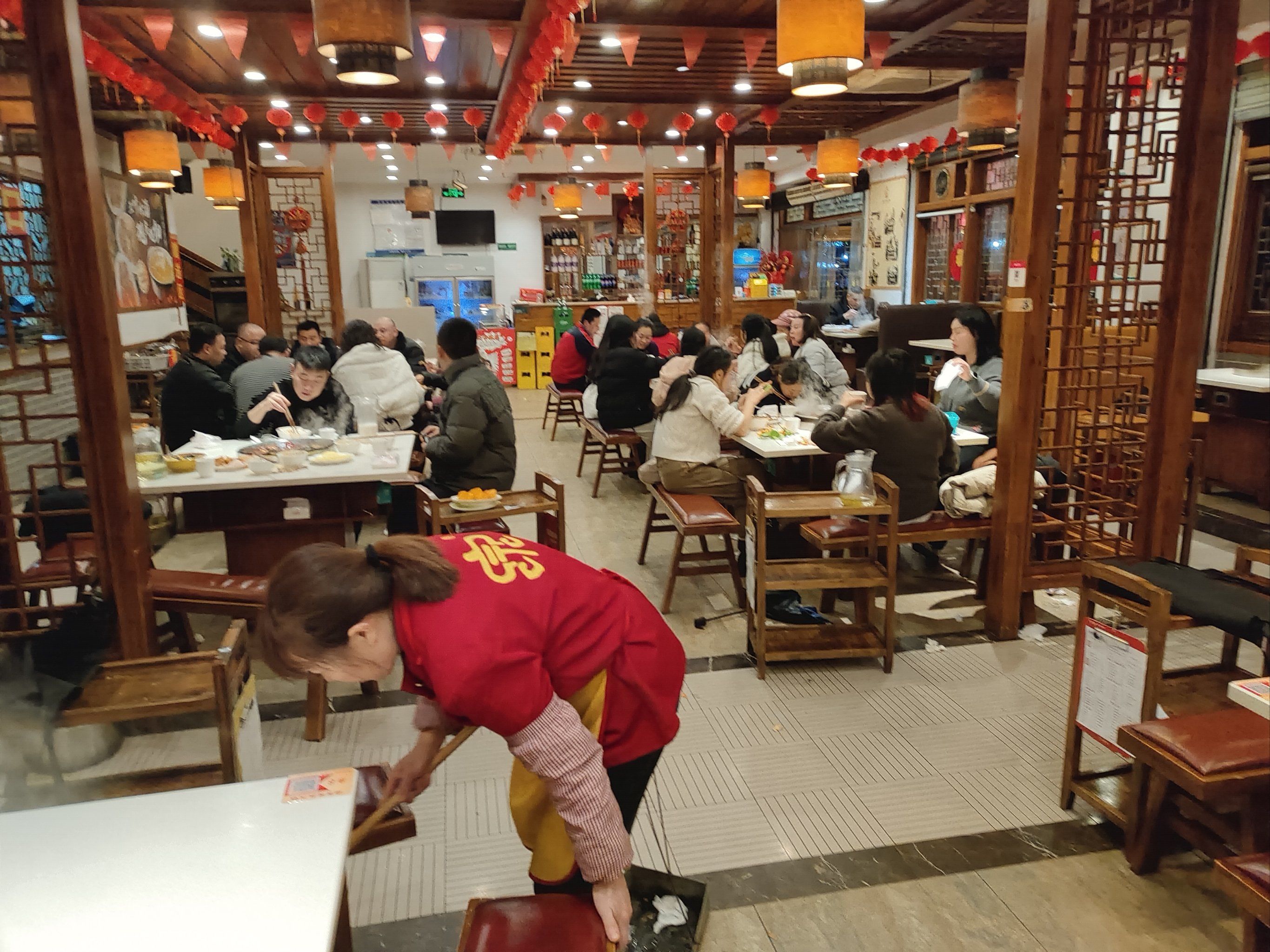 上面吃着饭下面连一起的温馨瞬间