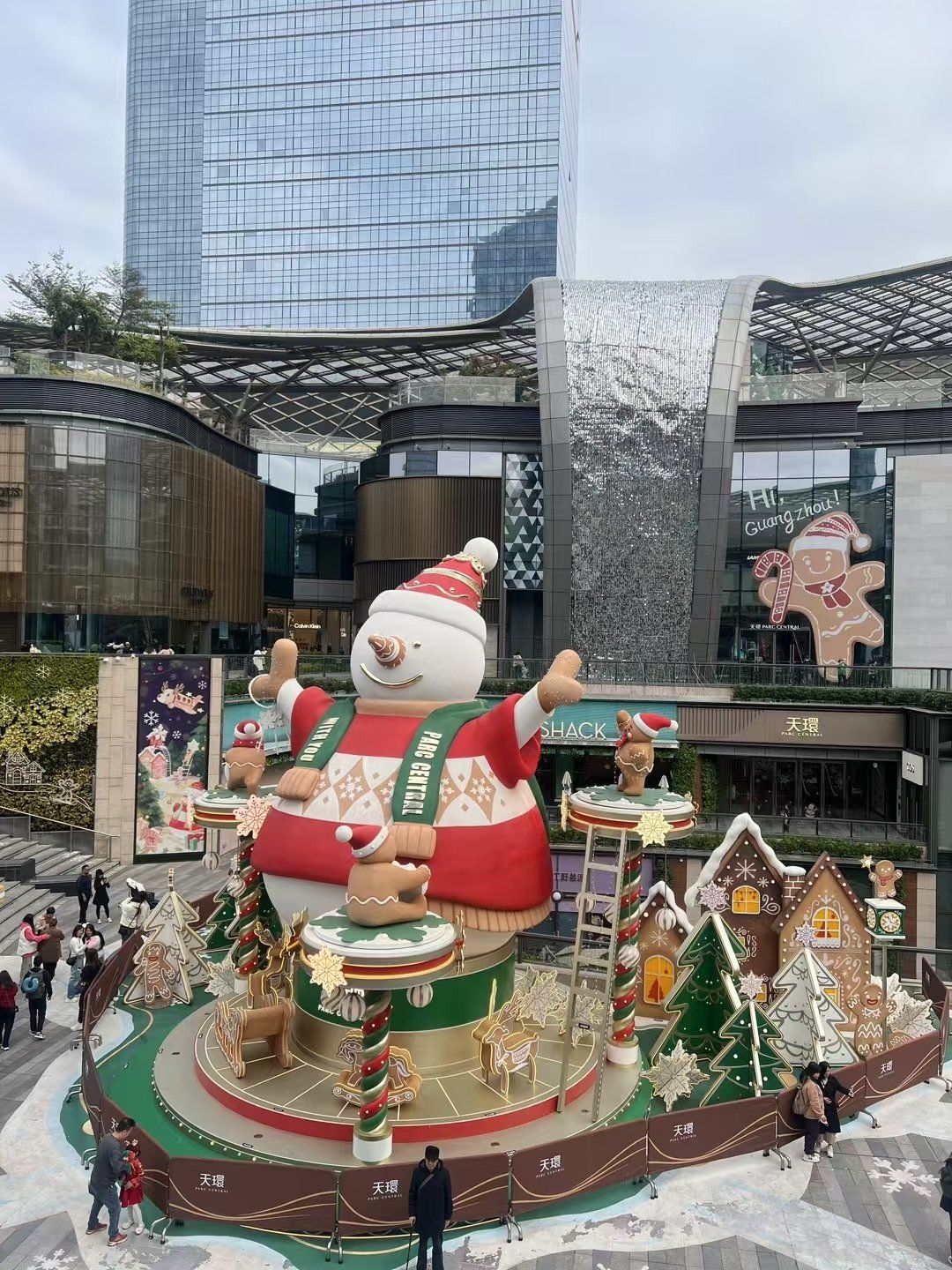 丝瓜草莓芭乐向日葵千层丝瓜草莓奶茶、芭乐、向日葵、鸭脖的美味之旅