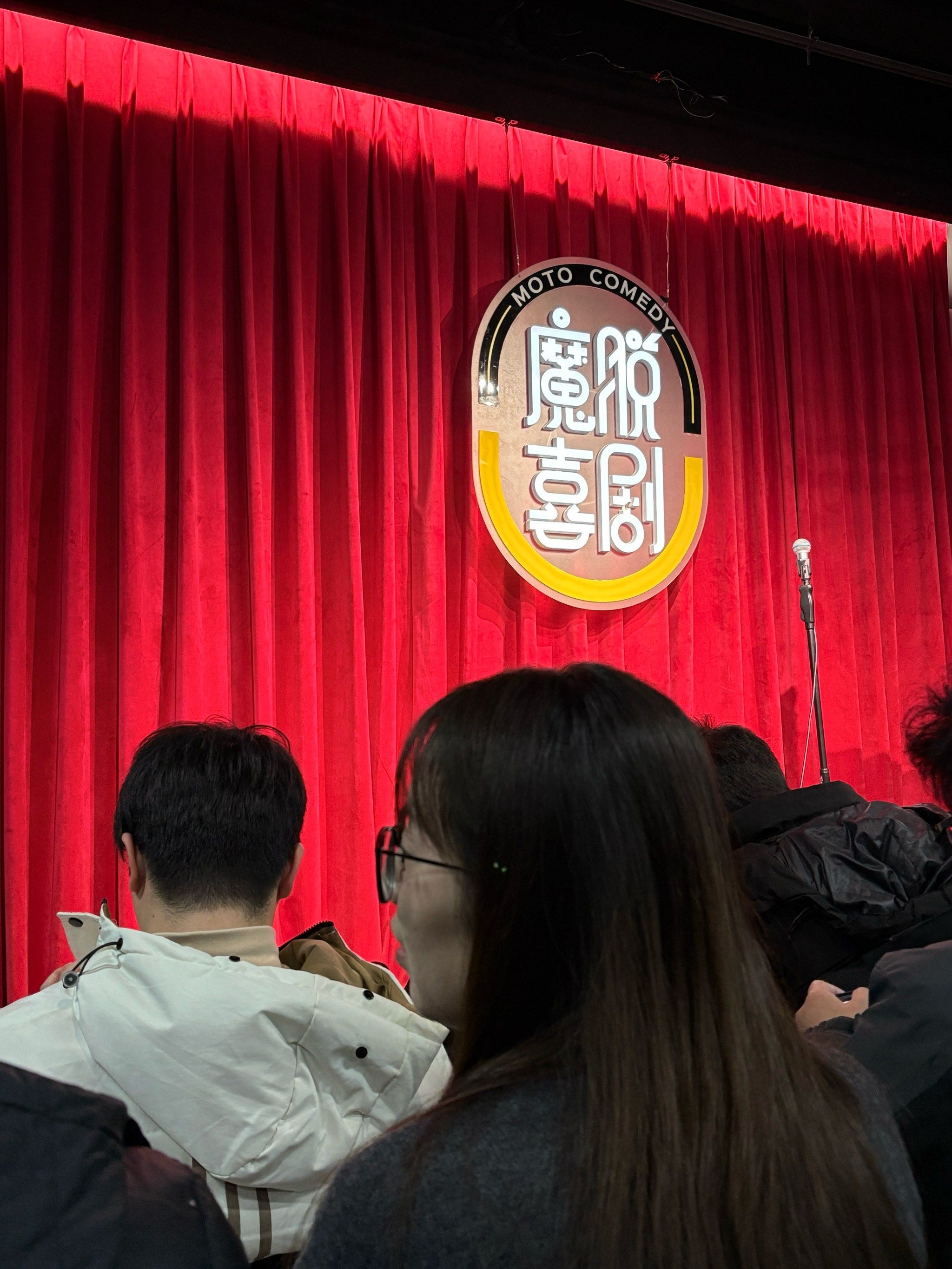 一男一女在房间里打扑克是什么梗一男一女在房间里打扑克，是一种网络热梗，通常指的是两个人在房间里进行扑克牌游戏，常常带有一些幽默、轻松的氛围。这种梗的出现源于社交媒体上的分享和传播，逐渐演变成为一种流行的文化现象。