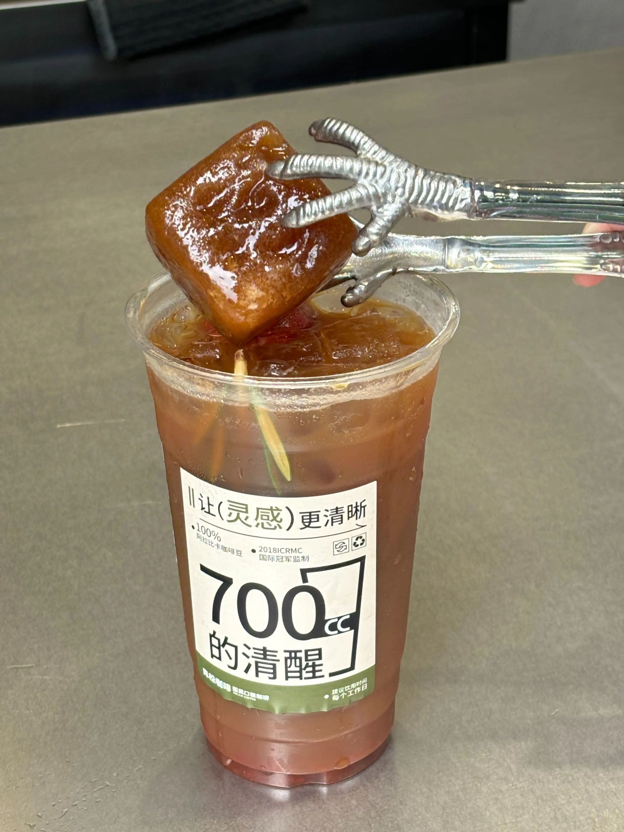 冰块一粒一粒往下塞-第1张图片