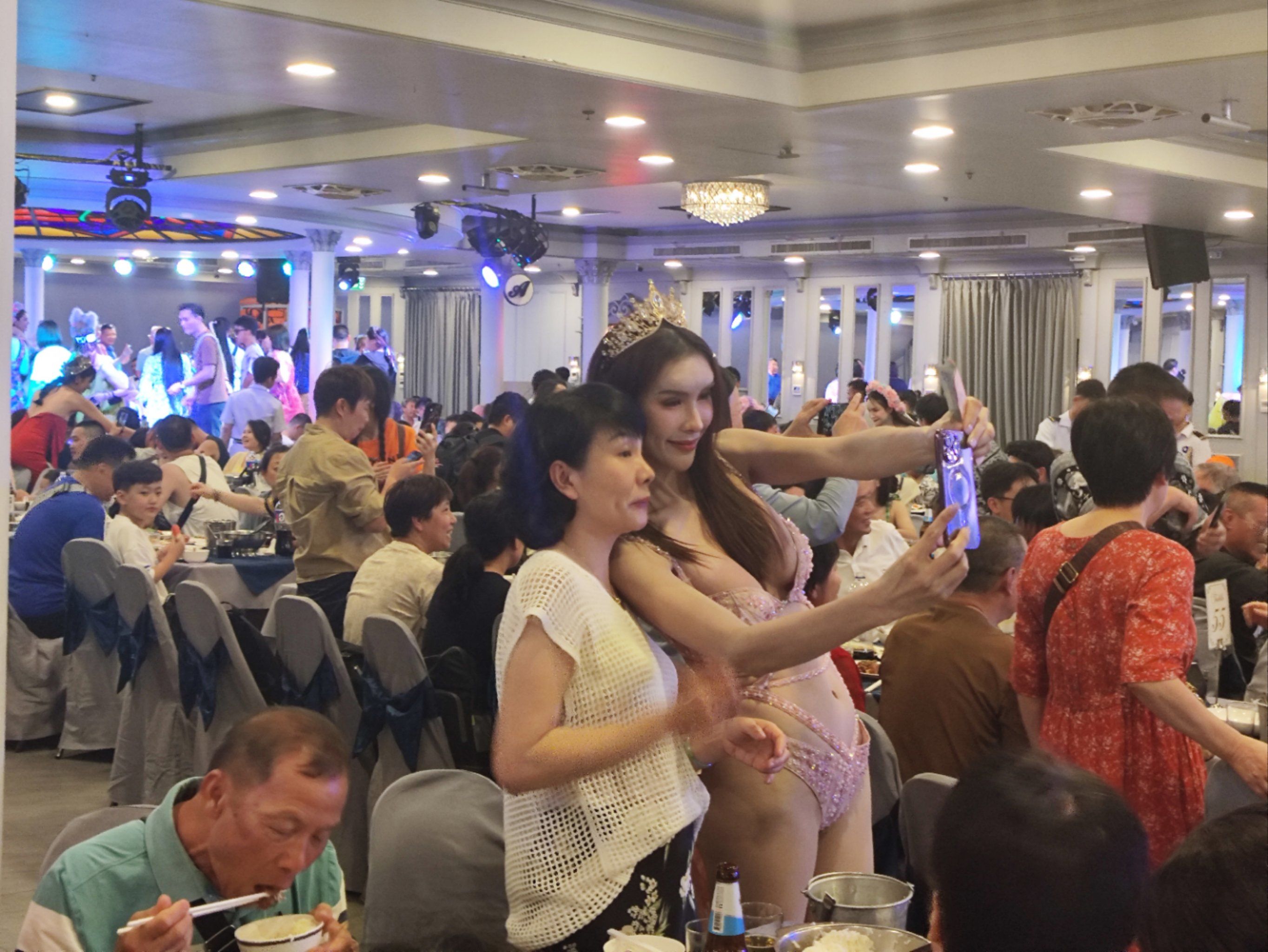 欧美人妖现象，文化与社会的多元解读-第2张图片