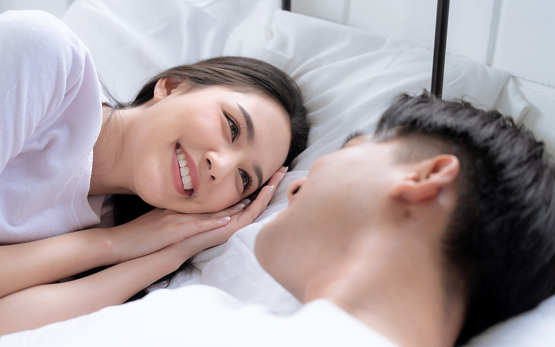 亚洲人女舌吻