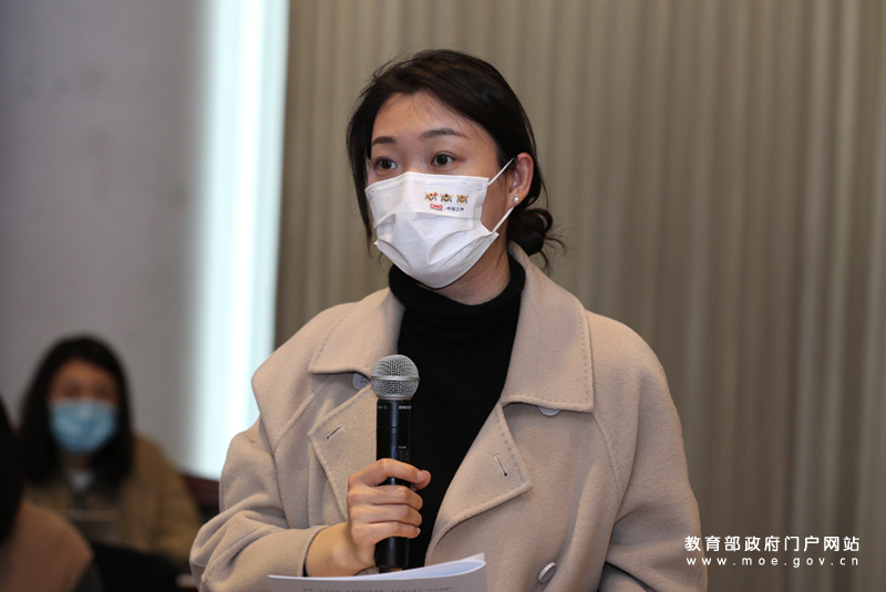 张津瑜920落地窗视频的名称，阳光下的优雅