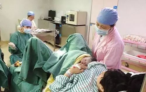 日本孕妇生产不遮阴引发社会关注