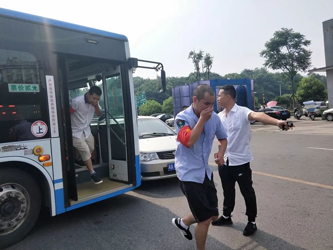 公交车上刺激短篇小说插我公交车上刺激-第3张图片