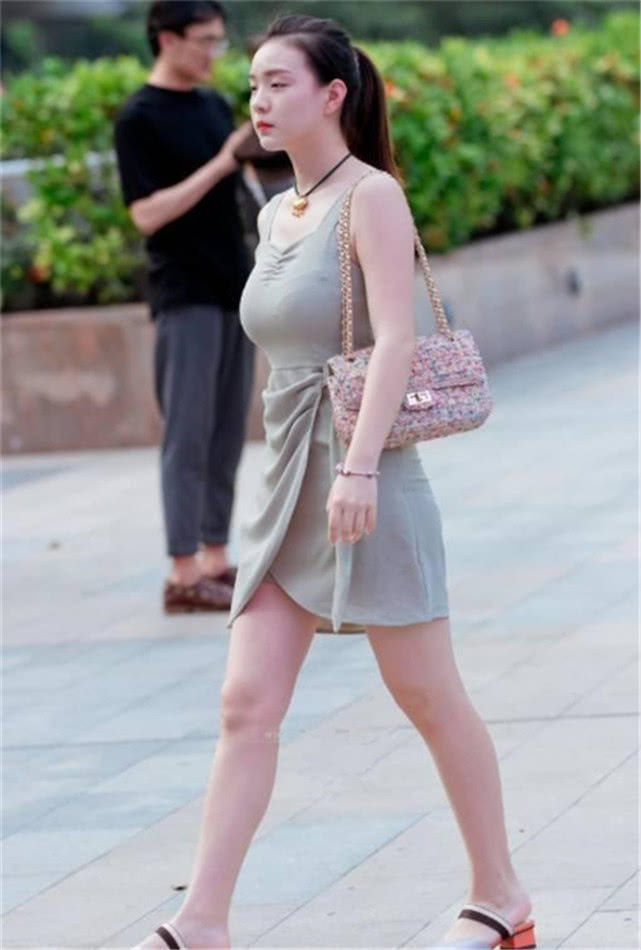 美女露出奶头扒开尿口让男人桶美女露出奶头扒开尿口，引诱男人桶-第3张图片