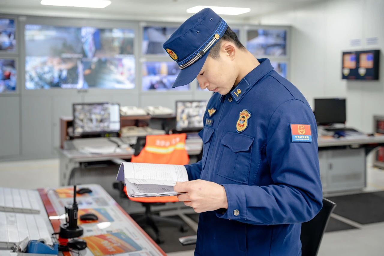 武汉消防官兵双龙2022武汉消防官兵双龙，守护城市安全的英勇战士