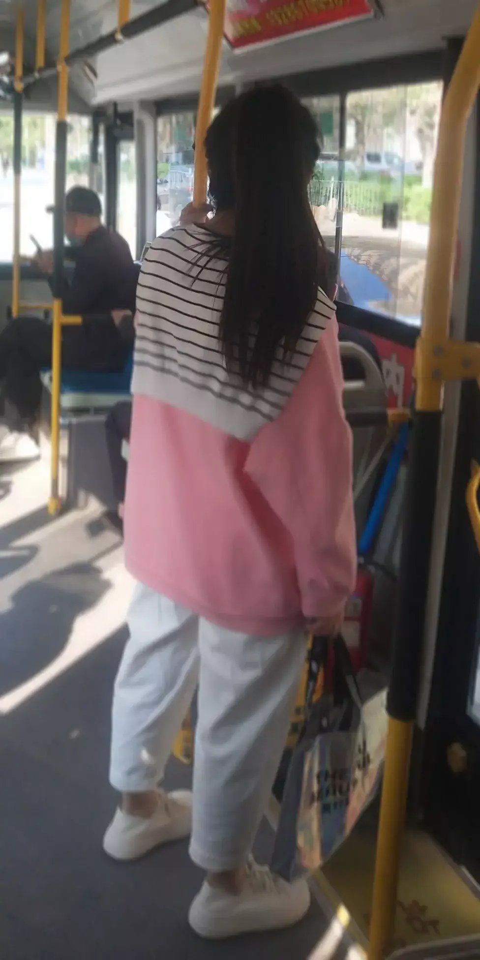 美女脱去裤子