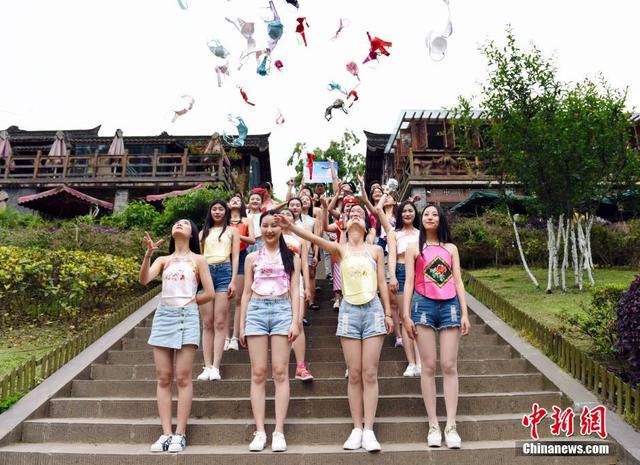 美女脱下胸罩，露出无遮挡的美丽-第2张图片
