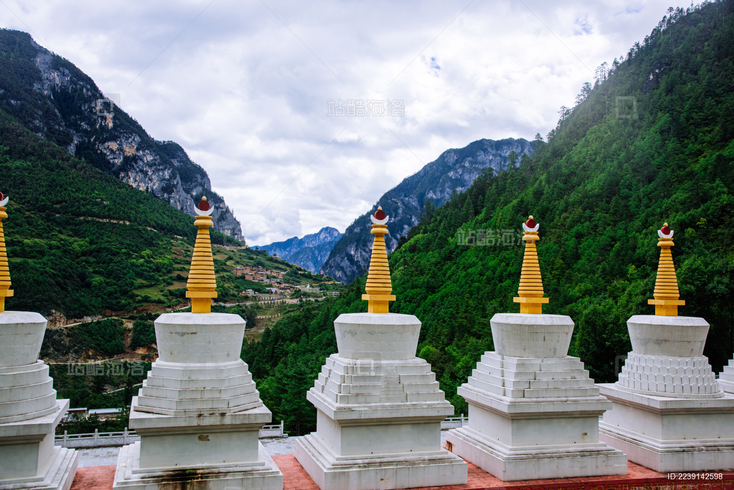 香格里拉在哪香格里拉位于中国云南省的藏区，是云南省内著名的旅游胜地。香格里拉是一个历史悠久、文化底蕴深厚的地区，拥有得天独厚的自然风光和人文景观。-第2张图片