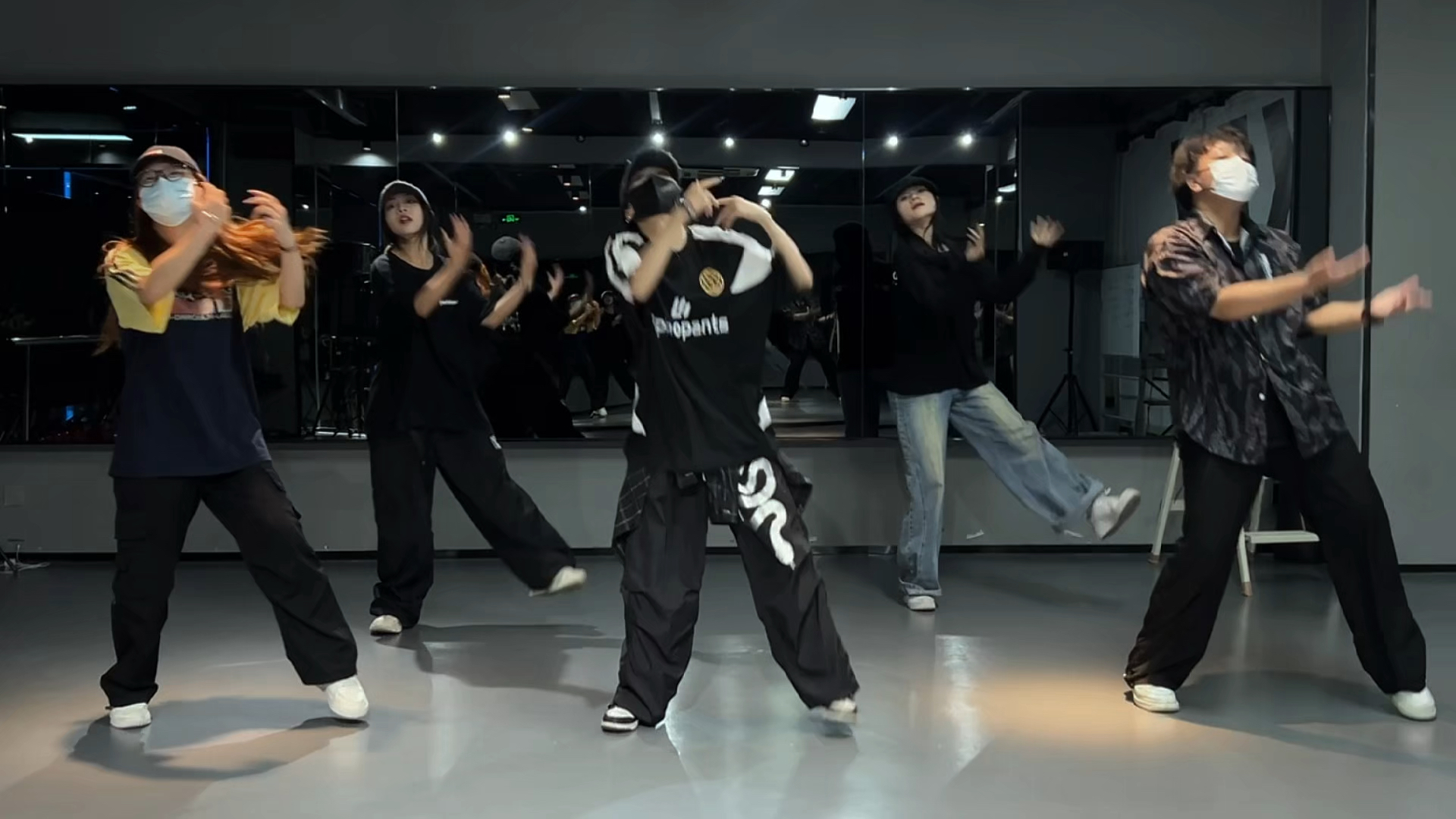 女生18岁学HIPHOP女生18岁学HIPHOP，青春的舞步与梦想-第3张图片