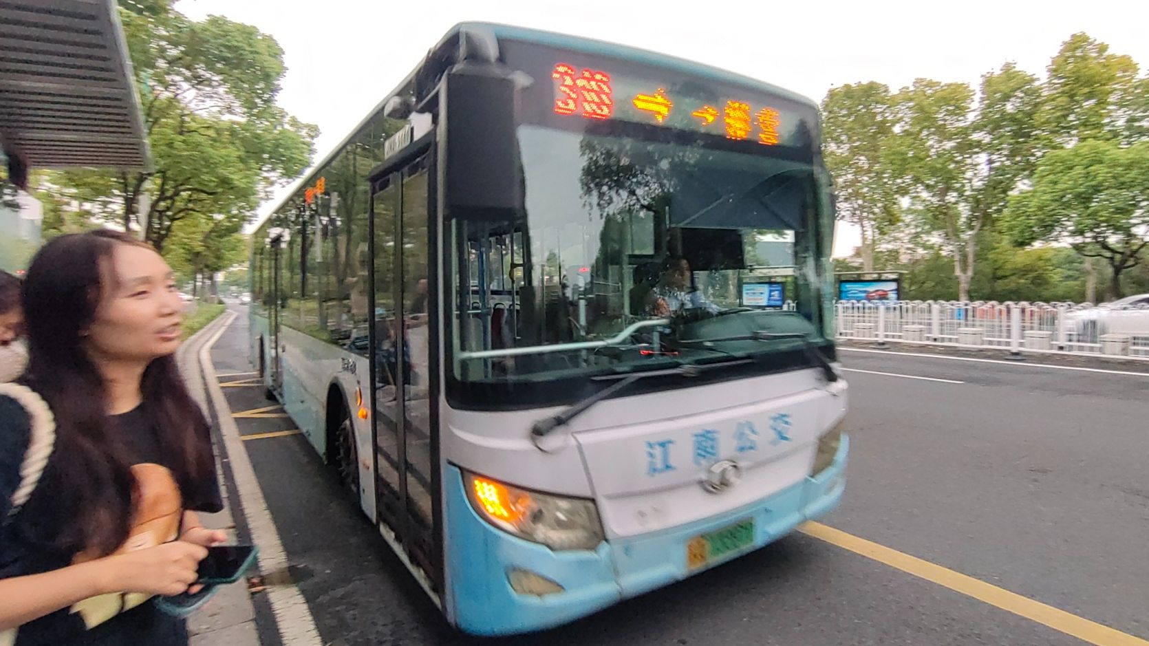 公交车 诗洁公交车上的诗意洁