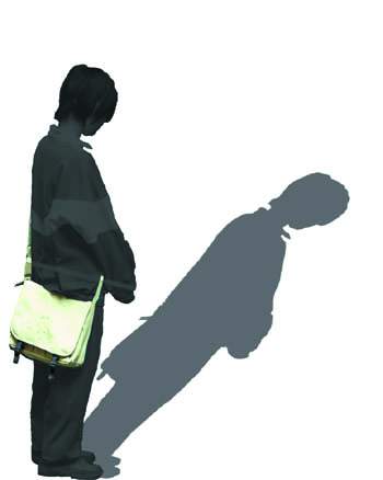 初中生上课打扑克牌14岁学生迈开腿玩打扑克