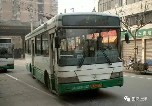 公车挺进她的花蜜