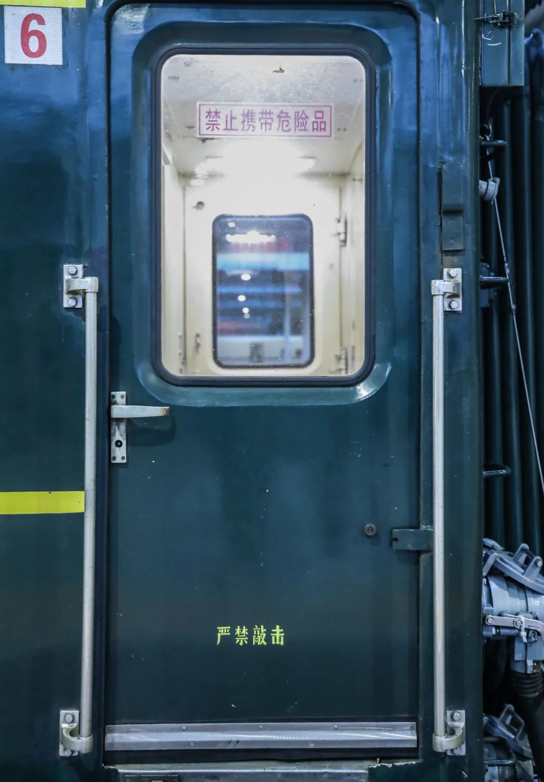 动车D2809经过站点动车D2809，穿梭时空的旅行