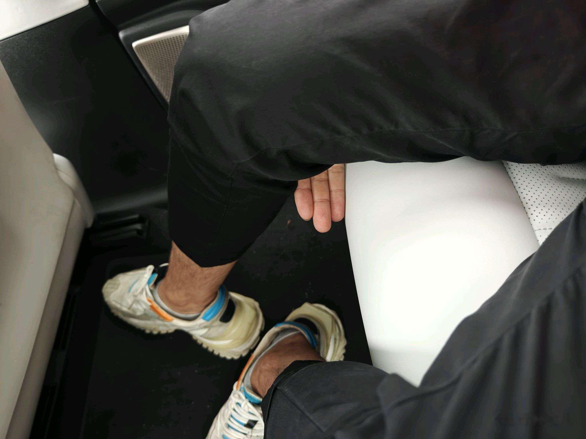 车后座坐腿上猛烈进出车后座猛烈进出的体验
