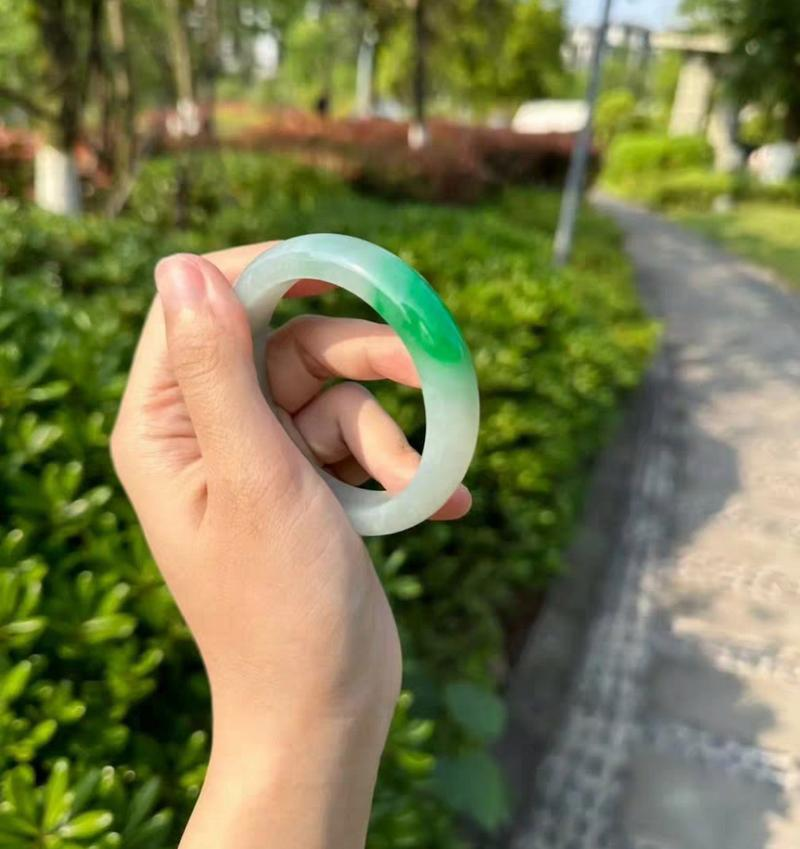 白底青翡翠白底青翡翠，自然之美与独特之韵-第2张图片