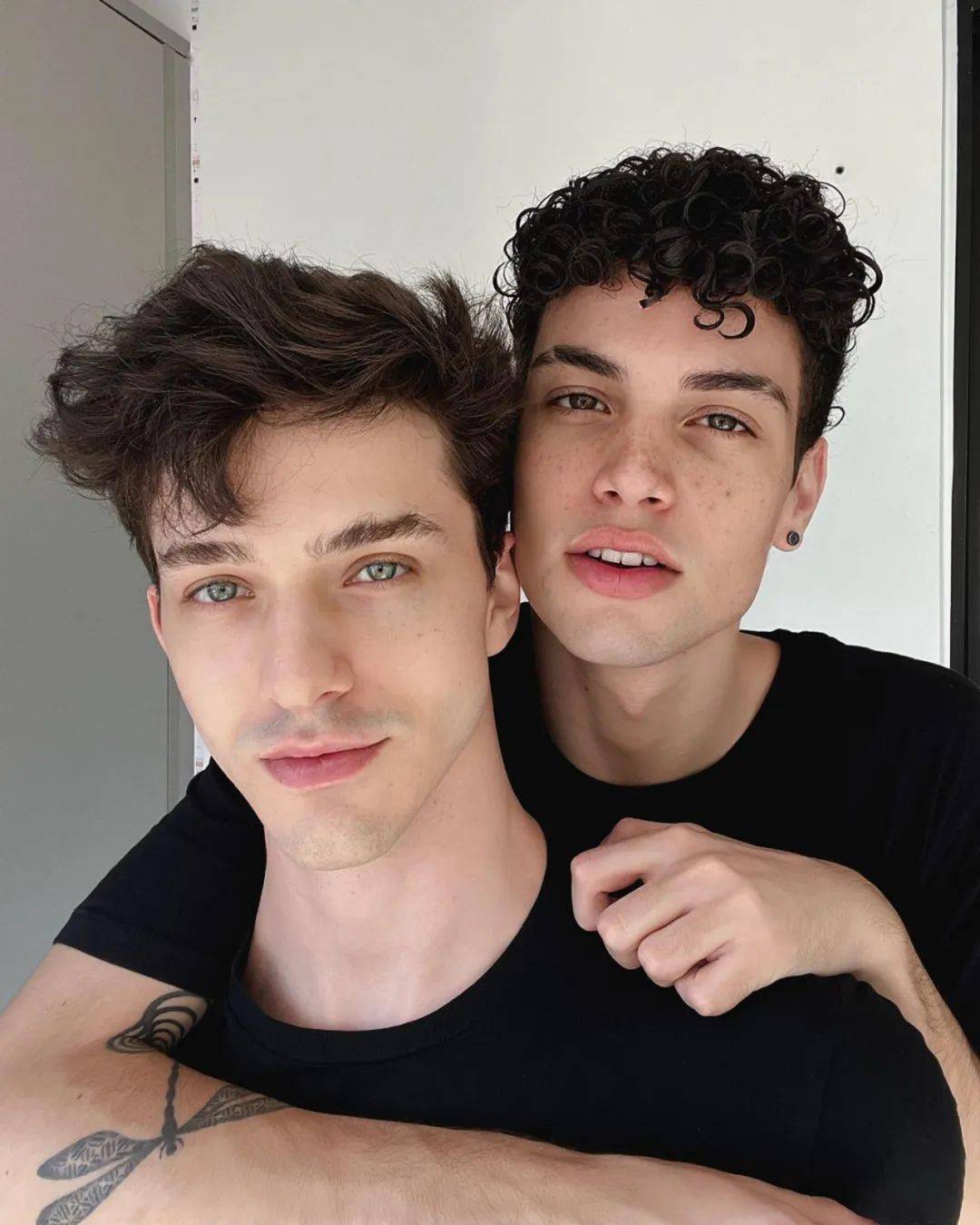 KTV少少爷互囗交GAYGVKTV少少爷之间的秘密交易，GAYGV的互囗交-第2张图片
