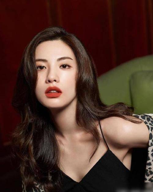 广告模特林娜冰简介广告模特林娜冰，时尚与魅力的完美结合