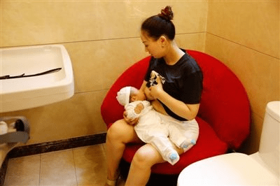 让两大个男人吃奶让两大男人吃奶，情感与责任的交织