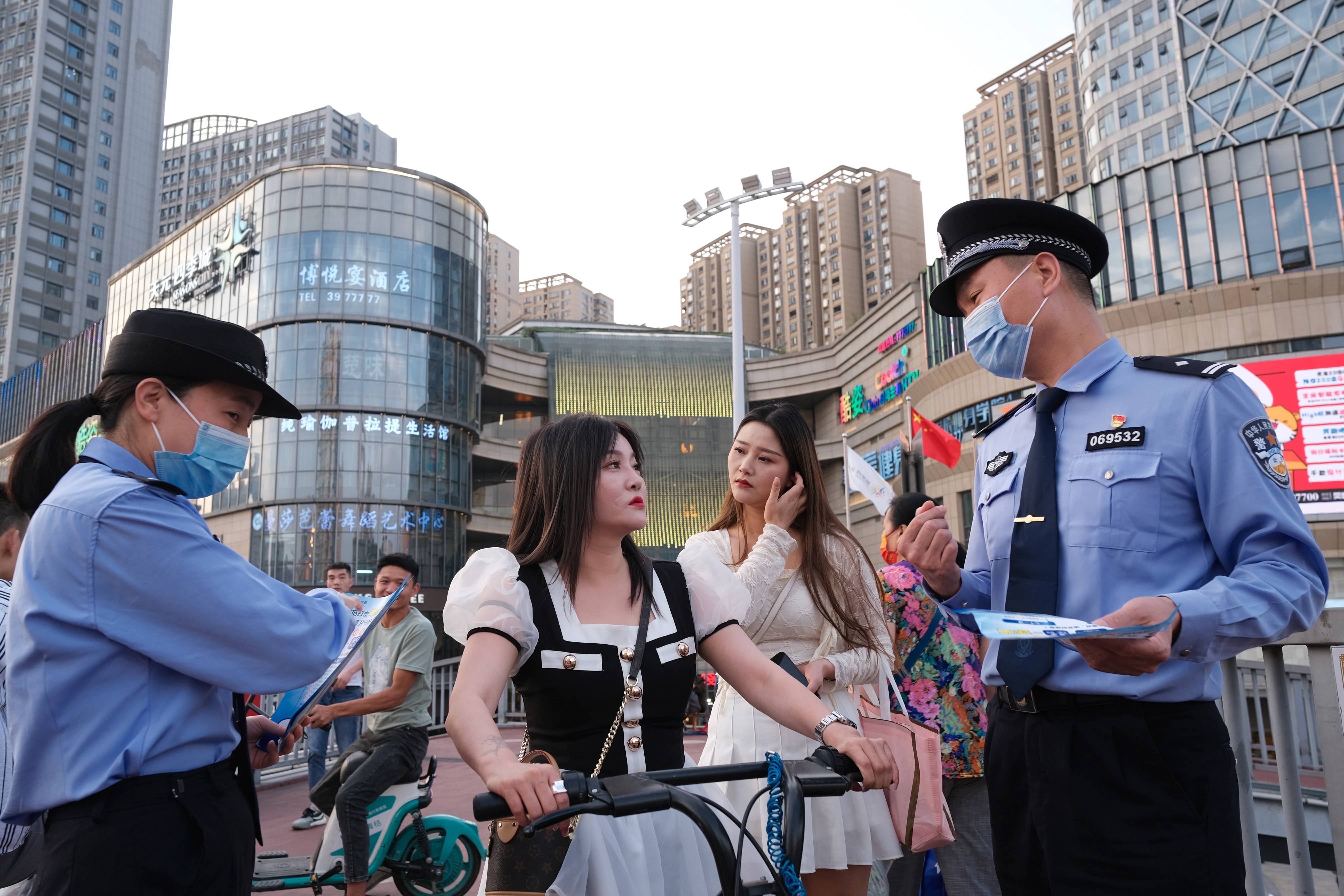 张警予个人资料及简介张警官与张津瑜视频连线，警民携手共筑和谐社会