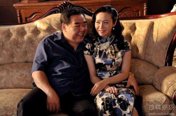 在厨房挺进市长美妇雪臀大宝在厨房的华丽篇章，市长美妇与雪臀大宝的神秘相遇