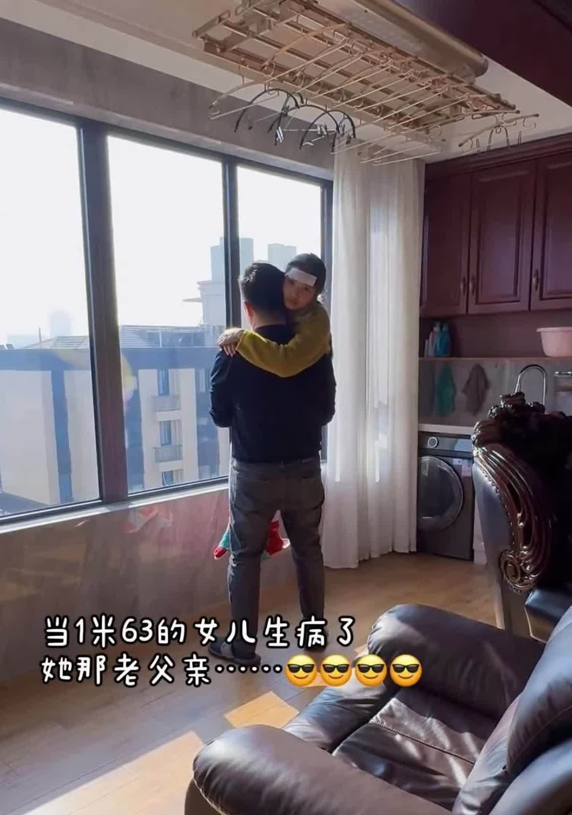 老爸每天晚上搂着我睡，是不是爱我