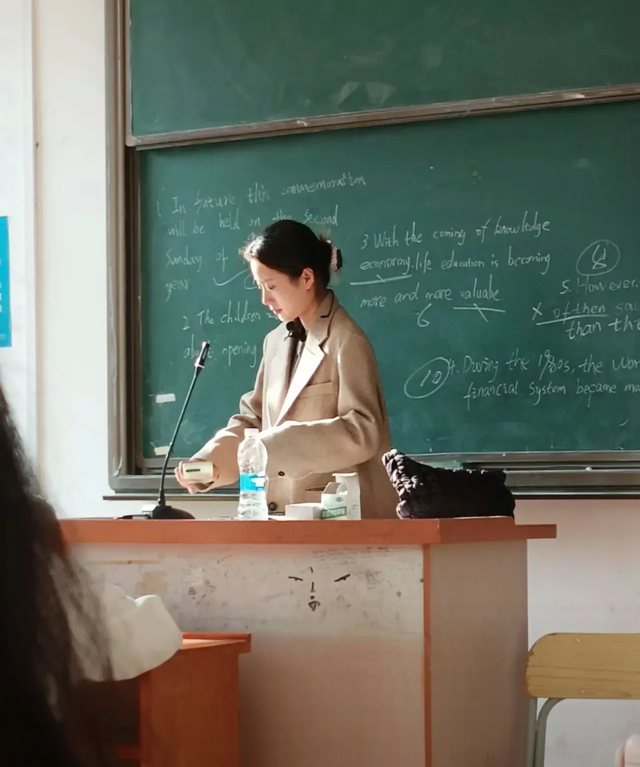 老师抱着我在教室做老师抱着我在教室做-第2张图片