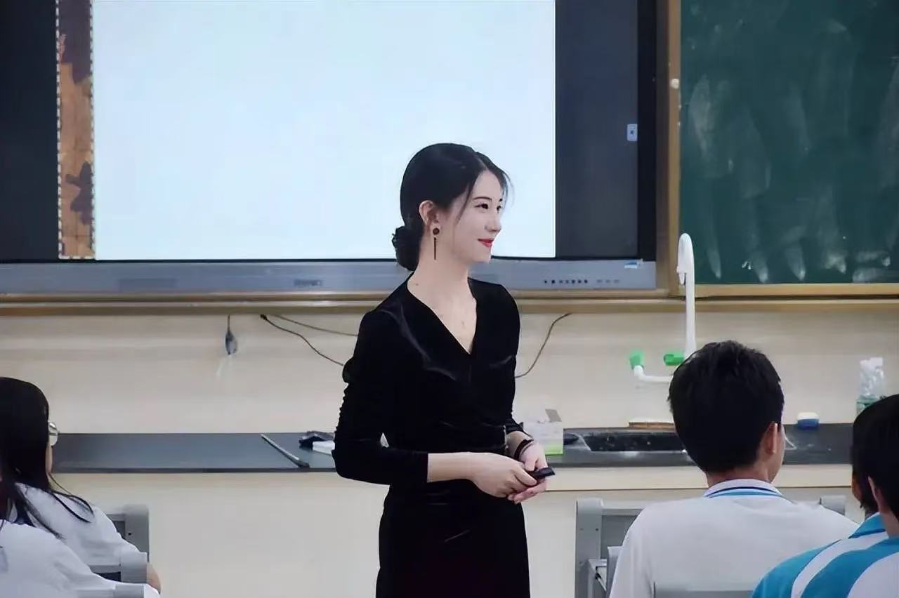 夹震动蛋上课的女教师夹震动蛋上课的女教师
