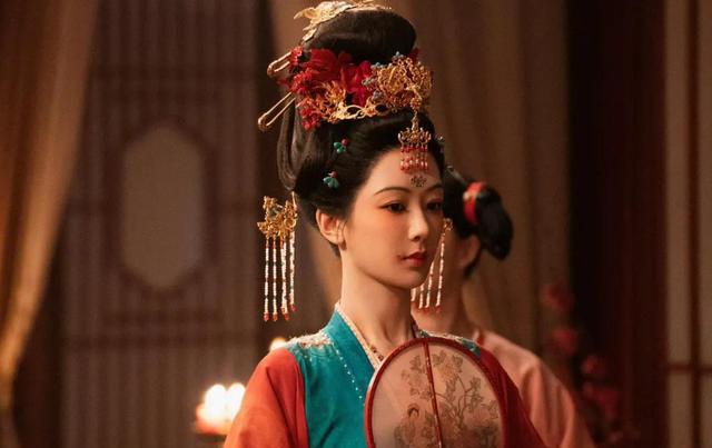 云鬓花颜金步摇，古典之美与现代风采-第2张图片