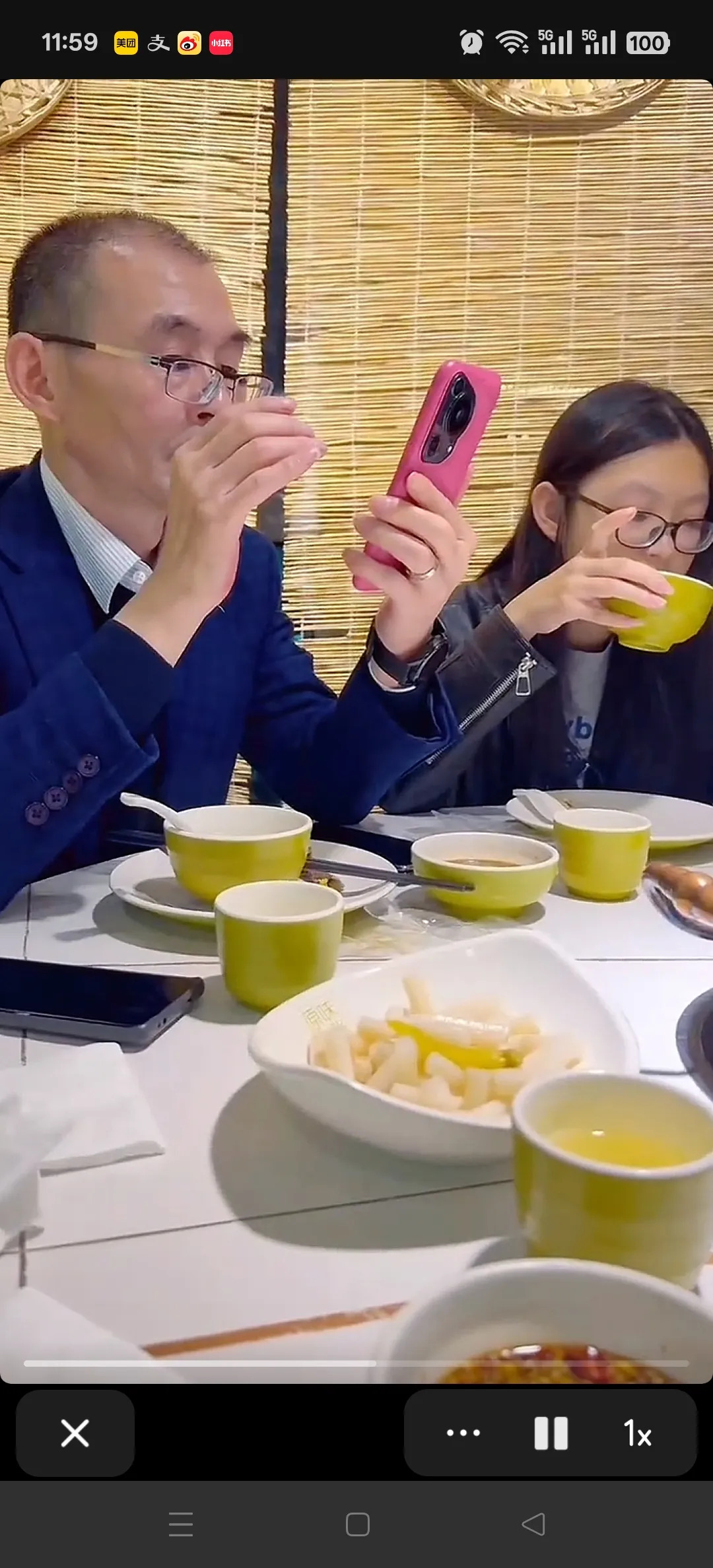 边吃饭边与爸爸连在一起