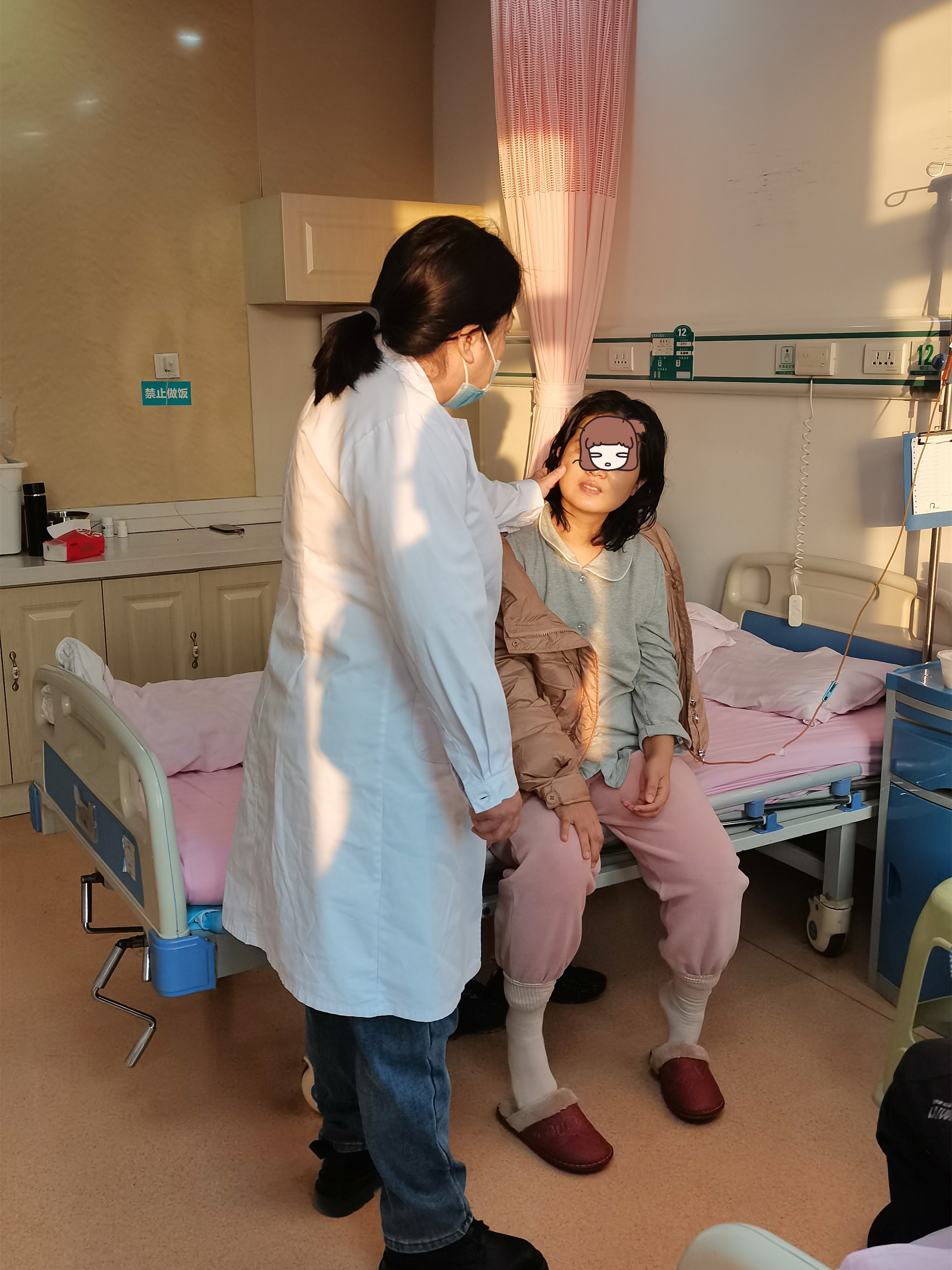 医生含着我的奶边摸边做