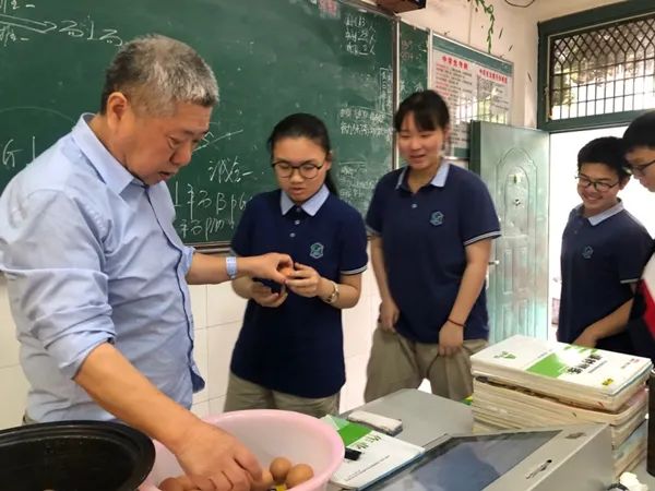 学生POREN老师学生与POREN老师，携手共进的教育之旅