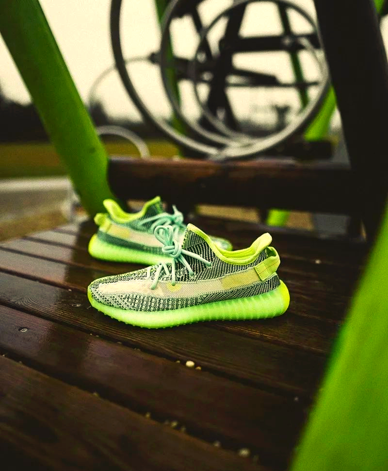 YEEZY350V2亚洲配色，潮流与时尚的完美结合-第3张图片