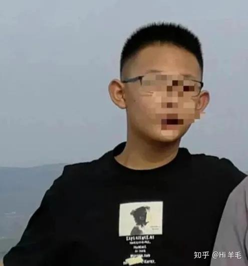 初中生上课打扑克牌14岁学生迈开腿玩打扑克-第3张图片