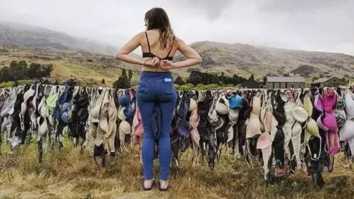 男流氓舔美女部位揭秘-第1张图片