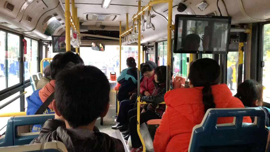 公交车最后一排被强制坐公交车最后一排被强-第3张图片