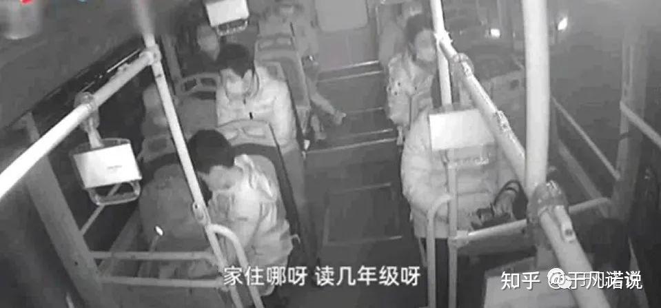 公交车上破了两个小学生的包公交车上的温馨瞬间，小学生书包破裂的背后故事-第1张图片